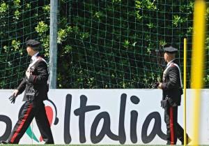 L'intervento dei carabinieri a Coverciano in seguito ai cori razzisti partiti nei confronti di Mario Balotelli (ansa.it)