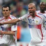 French midfielder Zinedine Zidane (R) re