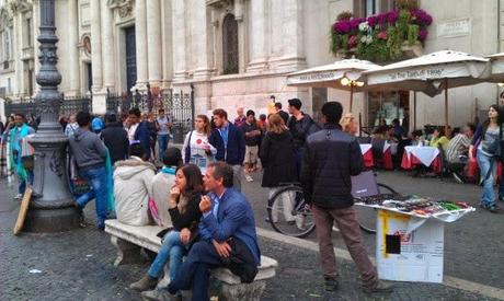 Piazza Navona nelle condizioni ignobili in cui era lo scorso sabato 18 maggio. Foto solo per stomaci forti