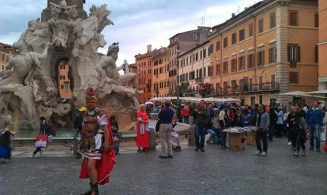 Piazza Navona nelle condizioni ignobili in cui era lo scorso sabato 18 maggio. Foto solo per stomaci forti