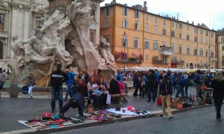 Piazza Navona nelle condizioni ignobili in cui era lo scorso sabato 18 maggio. Foto solo per stomaci forti