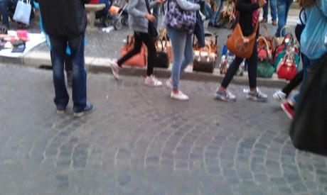 Piazza Navona nelle condizioni ignobili in cui era lo scorso sabato 18 maggio. Foto solo per stomaci forti