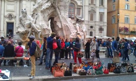 Piazza Navona nelle condizioni ignobili in cui era lo scorso sabato 18 maggio. Foto solo per stomaci forti