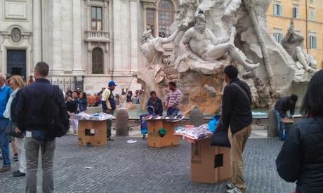 Piazza Navona nelle condizioni ignobili in cui era lo scorso sabato 18 maggio. Foto solo per stomaci forti