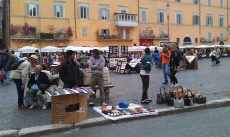 Piazza Navona nelle condizioni ignobili in cui era lo scorso sabato 18 maggio. Foto solo per stomaci forti