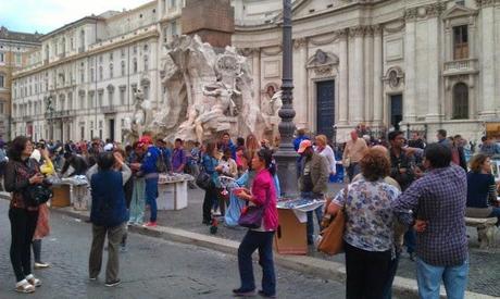 Piazza Navona nelle condizioni ignobili in cui era lo scorso sabato 18 maggio. Foto solo per stomaci forti