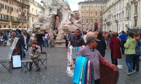 Piazza Navona nelle condizioni ignobili in cui era lo scorso sabato 18 maggio. Foto solo per stomaci forti