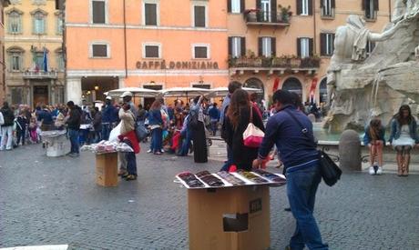 Piazza Navona nelle condizioni ignobili in cui era lo scorso sabato 18 maggio. Foto solo per stomaci forti