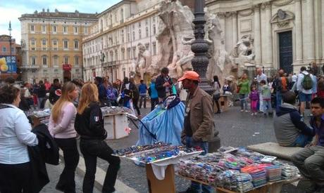 Piazza Navona nelle condizioni ignobili in cui era lo scorso sabato 18 maggio. Foto solo per stomaci forti