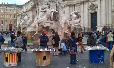 Piazza Navona nelle condizioni ignobili in cui era lo scorso sabato 18 maggio. Foto solo per stomaci forti