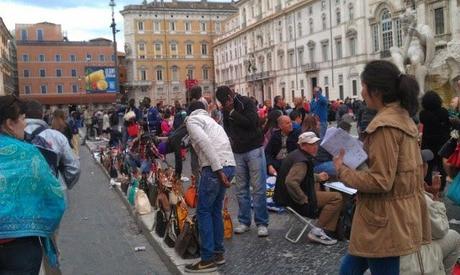 Piazza Navona nelle condizioni ignobili in cui era lo scorso sabato 18 maggio. Foto solo per stomaci forti
