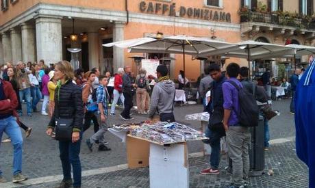 Piazza Navona nelle condizioni ignobili in cui era lo scorso sabato 18 maggio. Foto solo per stomaci forti