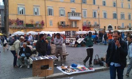 Piazza Navona nelle condizioni ignobili in cui era lo scorso sabato 18 maggio. Foto solo per stomaci forti