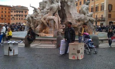 Piazza Navona nelle condizioni ignobili in cui era lo scorso sabato 18 maggio. Foto solo per stomaci forti