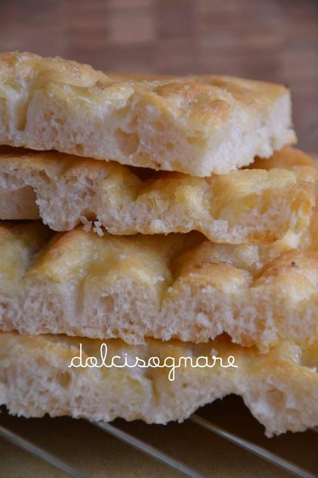 Focaccia genovese, semplice e con la salvia