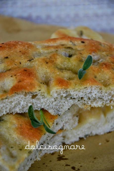 Focaccia genovese, semplice e con la salvia