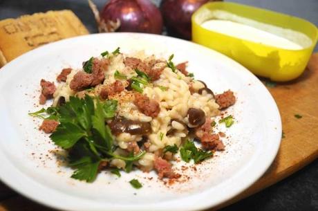 Risotto piccante alle olive e salsiccia presentazione