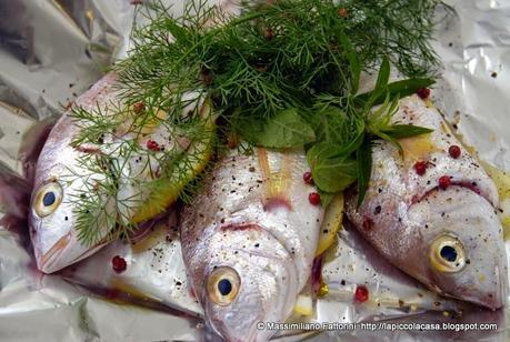 Come cucinare il pesce senza sporcare: cartoccio di pagelli in padella con aneto, menta e erba luisa