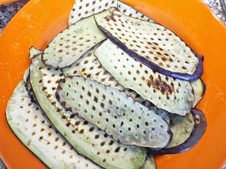 Finger Food di melanzane con crema di caprino, pomodori secchi e basilico