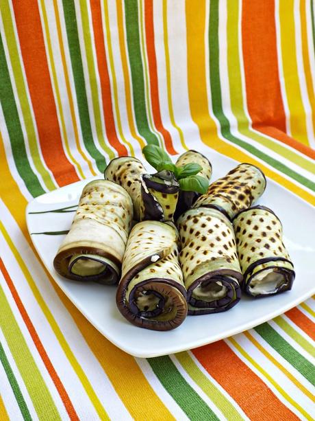 Finger Food di melanzane con crema di caprino, pomodori secchi e basilico