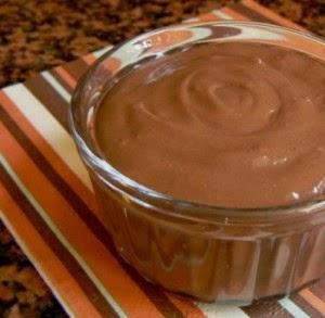 Budino al cioccolato con salsa ai frutti di bosco