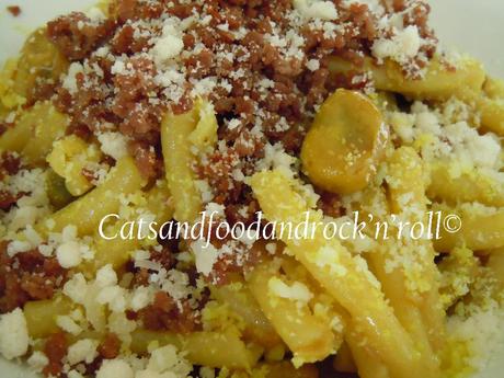 Caserecce con fave alla curcuma e prosciutto croccante