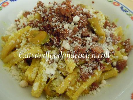 Caserecce con fave alla curcuma e prosciutto croccante