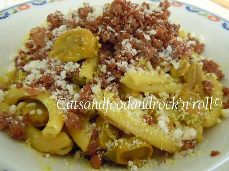 Caserecce con fave alla curcuma e prosciutto croccante