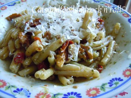 Caserecce con pesto di rucola, pomodorini secchi e noci