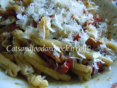 Caserecce con pesto di rucola, pomodorini secchi e noci