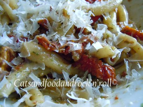 Caserecce con pesto di rucola, pomodorini secchi e noci