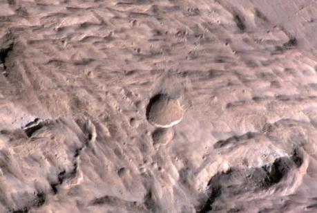 Un cratere che si è formato su Marte da un recente e forte impatto. È il più largo degli ultimi avvistati da MRO: ben 48 metri. Crediti: NASA/JPL-Caltech/Univ. of Arizona