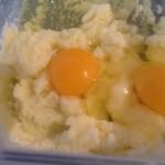 Aggiungere 2 uova e amalgamare il tutto servendosi di fruste elettriche oppure di un minipimer.