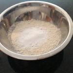 In un altro recipiente versare la farina e il lievito per dolci setacciato.