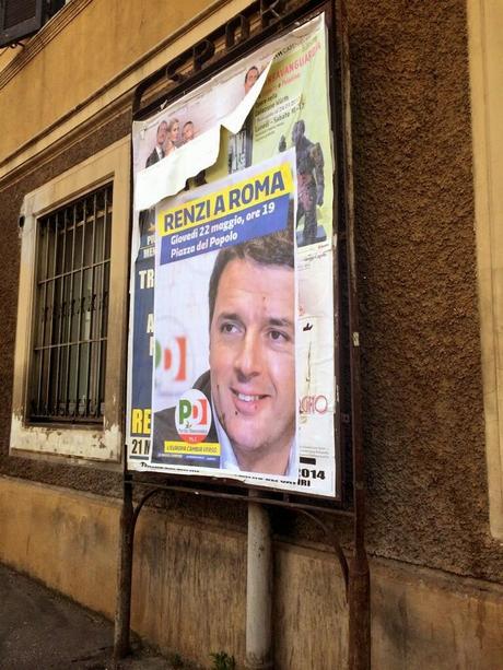 Tutte le affissioni abusive di Matteo Renzi a Roma. Poi se Beppe Grillo ti supera, caro presidente, ringrazia i criminali che a Roma gestiscono il tuo parito