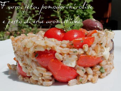 Farro, pomodori Piccadilly, feta, olive Kalamata e pesto di erbe aromatiche