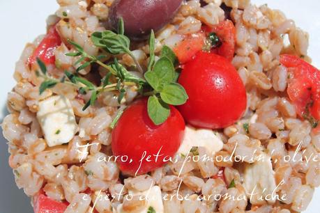 Farro, pomodori Piccadilly, feta, olive Kalamata e pesto di erbe aromatiche