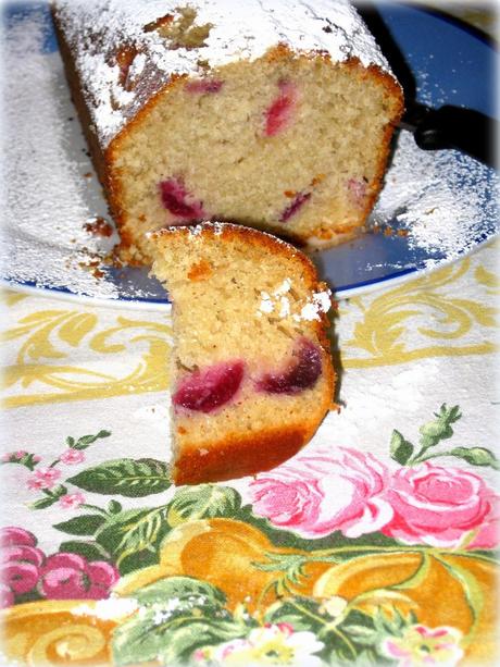Quella del plumcake con ciliege a pezzi è una ricetta buonissima. Un dolcino soffice e perfetto per la prima colazione.