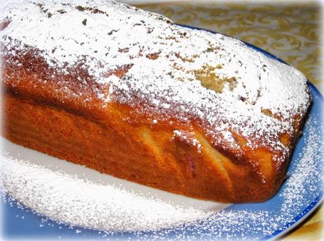 Quella del plumcake con ciliege a pezzi è una ricetta buonissima. Un dolcino soffice e perfetto per la prima colazione.