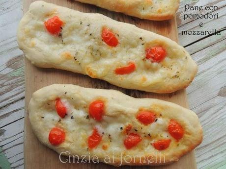 pane con mozzarella e pomodorini 