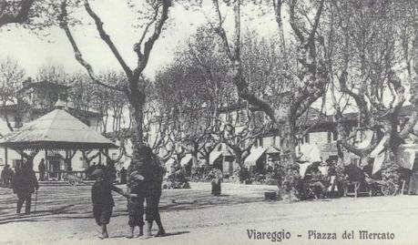 Viareggio - Piazza Vecchio mercato - Foto tratta da Nuova Viareggio Ieri N.7 giugno 1993