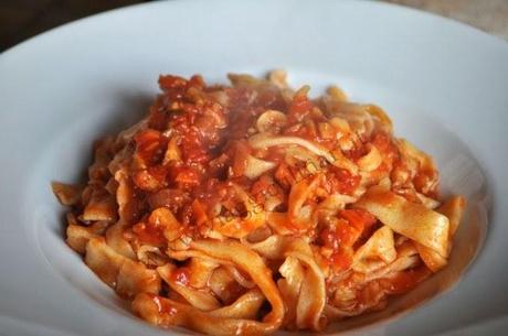 Tagliatelle fatte in casa al ragù di seitan