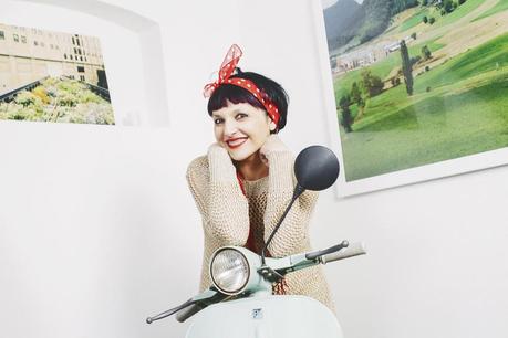 Smilingischic -1001, Ma quanto e bello andare in giro con le ali sotto ai piedi, se hai una Vespa Special che ti toglie i problemi. Ma quanto e bello andare in giro per i colli bolognesi, se hai una Vespa Special che ti toglie i problemi.  E a scuola non va... ma ho una Vespa e una donna non ho... ho una Vespa, domenica e giа... e una Vespa mi porterа... fuori cittа!