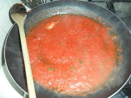 preparate il sugo di pomodoro con le erbette