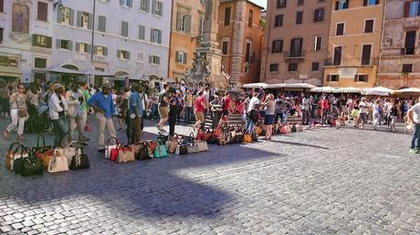 Le condizioni in cui era Piazza del Pantheon questo sabato. Principiamo la settimana con una serie di foto lancinanti mentre l'amministrazione esulta per la 'vittoria'