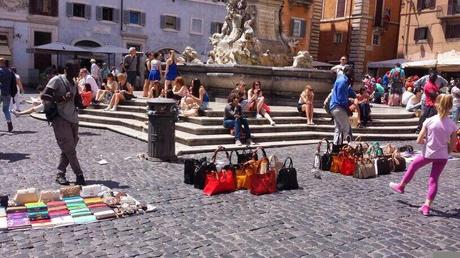 Le condizioni in cui era Piazza del Pantheon questo sabato. Principiamo la settimana con una serie di foto lancinanti mentre l'amministrazione esulta per la 'vittoria'