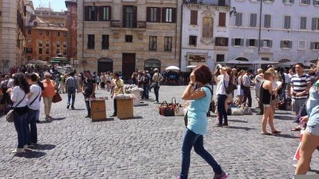 Le condizioni in cui era Piazza del Pantheon questo sabato. Principiamo la settimana con una serie di foto lancinanti mentre l'amministrazione esulta per la 'vittoria'