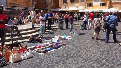Le condizioni in cui era Piazza del Pantheon questo sabato. Principiamo la settimana con una serie di foto lancinanti mentre l'amministrazione esulta per la 'vittoria'