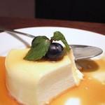 200px-Panna_cotta_with_cream_and_berry