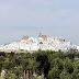 Ostuni la Città, sospesa tra l'azzurro dell'Adriatico e le verdi colline degli ulivi ultrasecolari.